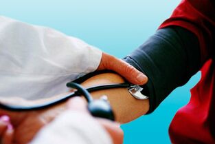 Door de bloeddruk te meten met een tonometer kan een arts hypertensie bij een patiënt detecteren. 